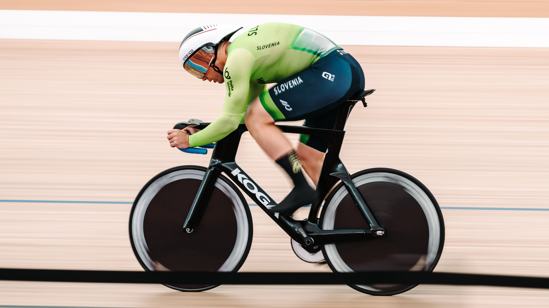 Aerodinamična čelada in oprijet kombinezon med vožnjo na velodromu